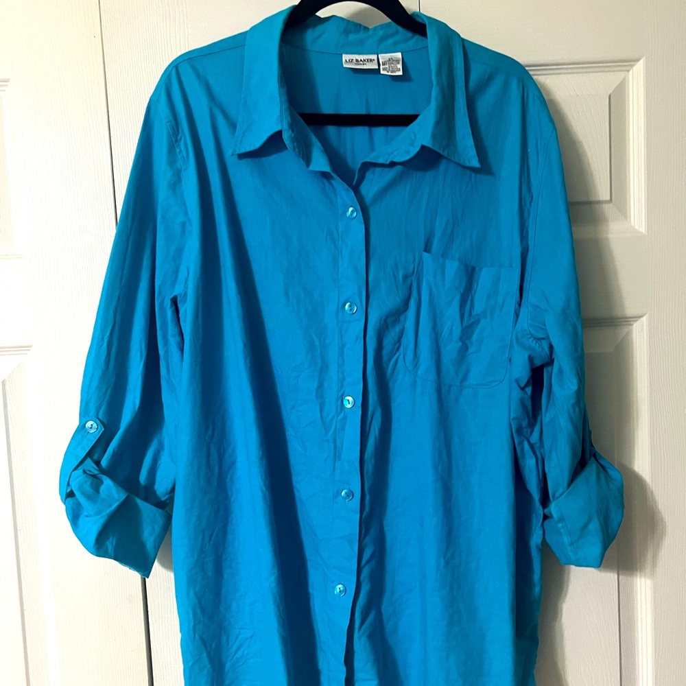 Linen top with loop button sleeve. Round side hem. Beautiful
